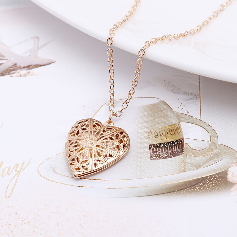 Sweet Peach Heart Love Chain Necklace for Woman Hollow Engraved Opening and Closing Heart Shaped Photo Box Pendant Collar