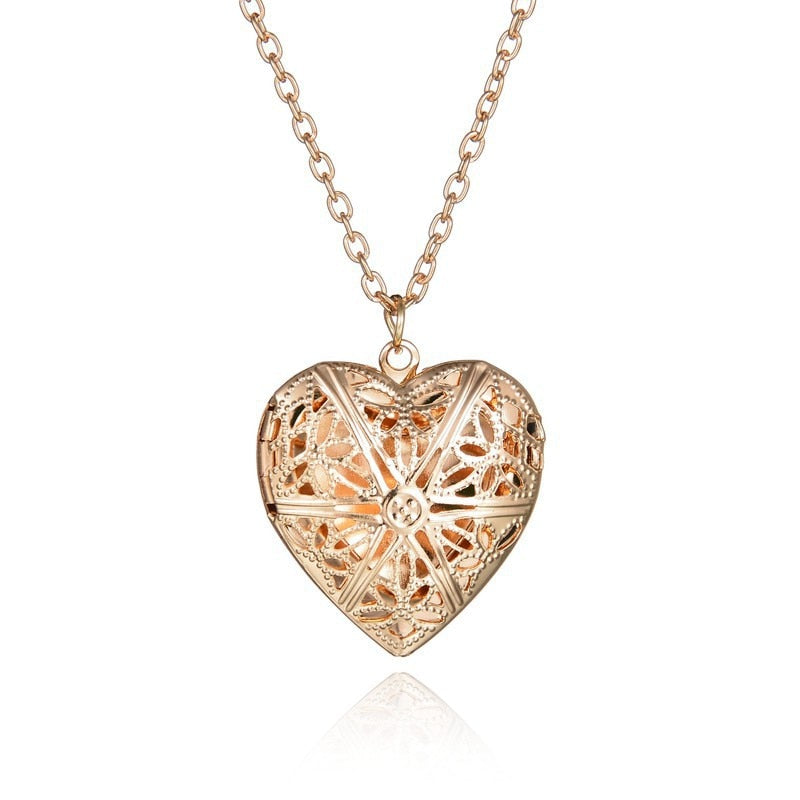Sweet Peach Heart Love Chain Necklace for Woman Hollow Engraved Opening and Closing Heart Shaped Photo Box Pendant Collar gold